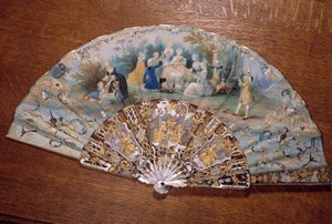 Fächer, der einen ländlichen Geschmack darstellt. Eine Gruppe von Adligen picknickt in einem Park. 18. Jahrhundert Chantilly, Condé-Museum