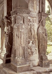 Figuren der hl. Petrus, Trophime und Johannes auf einer Säule im Kreuzgang