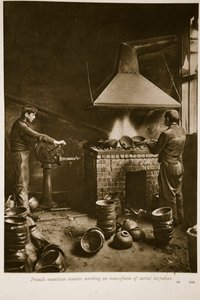 Französische Munitionshersteller arbeiten an Nasenstücken von Lufttorpedos, 1914-19