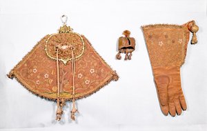 Falknerei-Set aus Beutel, Handschuh und Haube, französisch, 1600-25