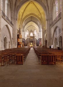 Innenansicht der Kathedrale von Angers (Maine et Loire), erbaut zwischen dem 12. und 15. Jahrhundert, die die perfekte Mischung aus romanischem und gotischem Stil darstellt. von French School