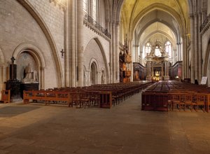 Innenansicht der Kathedrale von Angers (Maine et Loire), erbaut zwischen dem 12. und 15. Jahrhundert, die die perfekte Mischung aus romanischem und gotischem Stil darstellt. von French School