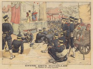 Japanische Soldaten genießen eine Theateraufführung in ihrem Lager während des Russisch-Japanischen Krieges (Farblithografie)