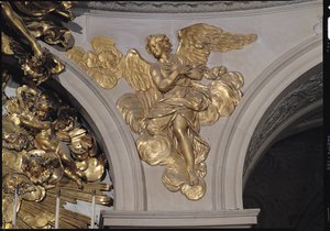 Engel im Louis XIV-Stil, vom Bogen rechts des Hochaltars in der Kapelle (vergoldete Bronze)