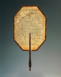 Karte von Nordostfrankreich, gouachebemalter Kartonfächer mit aquarellierter Druckgrafik und geformtem Holzgriff