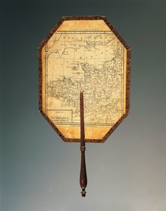 Karte von Nordwestfrankreich, gouachebemalter Kartonfächer mit aquarellierter Druckgrafik und geformtem Holzgriff