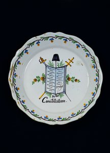 Teller verziert mit dem Buch der Verfassung, verbunden mit den drei Ständen, 1791 von French School