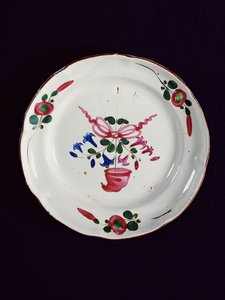 Teller mit Dekoration eines Bouquets mit phrygischer Mütze