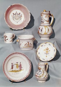 Teller, Schüssel, Krüge, Becher und Écuelle mit Motiven und Slogans aus der frühen monarchischen Periode der Französischen Revolution, Ende 18. Jahrhundert von French School