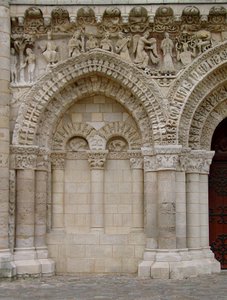 Portal von den Westfassaden von French School