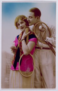 Postkarte mit Liebespaaren auf einem Tennisplatz, um 1930