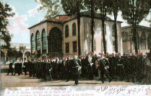 Postkarte, die die Investiturzeremonie von Sultan Mehmet V. (1844-1918) im Mai 1909 darstellt (koloriertes Foto) von French School