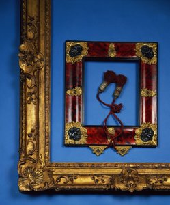 Regency-Rückprofilrahmen mit Ormolu und geprägten Silbermontierungen an den Ecken und Zentren mit den originalen Quasten (Schildpatt)