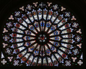Rosettenfenster, das Christus umgeben von den zwölf Aposteln und Evangelistensymbolen darstellt