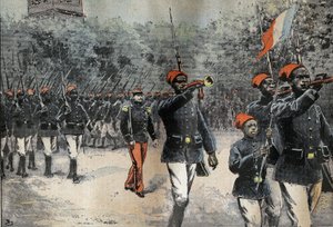 Senegalesische Tirailleurs kehren von der afrikanischen Erkundungsmission von Kommandant Jean-Baptiste Marchand (1863-1934) zurück, kommandiert von Hauptmann Mangin (1873-1908), Vorbereitung auf die Parade am 14. Juli von French School