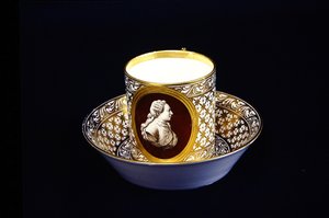 Sèvres-Tasse und Untertasse mit einem Abbild von Ludwig XVI., ca. 1775