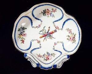 Sevres-Teller mit Bogen und Pfeilen dekoriert, 1762 von French School