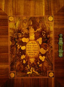 Sideboard mit Marketerie-Design von Emblemen und Mottos der Französischen Revolution