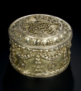 Silbervergoldete runde Dose mit Deckel aus dem Lennoxlove-Toilettenset, im Besitz von Frances Teresa Stewart, Herzogin von Richmond und Lennox: Französisch, Paris, geprüft zwischen April und September 1672