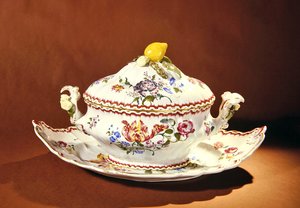 Suppenterrine und Servierschale von French School