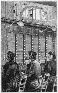Telefonzentrale (central téléphonique - standard téléphonique) der Rue Gutenberg in Paris im Jahr 1895. Mehrfachtischabschnitt mit 240 Teilnehmern, die von 3 Telefonistinnen bedient werden. von French School