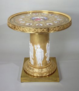 Der Austerlitz-Tisch, eingelegt mit Sèvres-Plaketten zur Erinnerung an Napoleons Sieg bei Austerlitz, 1808-10 (Gold & Porzellan)