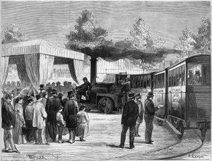 Der französische Erfinder Larmanjat fährt einen seiner „Straßenbahnen“ während eines Versuchs am Trocadero in Paris am 8. August von French School