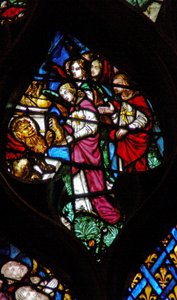 Das Westrosenfenster zeigt eine Szene aus dem Buch der Offenbarung: Eines der vier Tiere gibt den sieben Engeln die Schalen des Zorns Gottes (15:5-7).