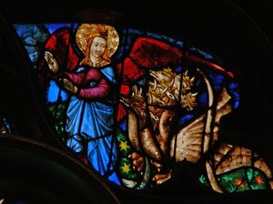 Das Westrosenfenster zeigt eine Szene aus dem Buch der Offenbarung: Drache verfolgt die Mutter des Knaben; aber sie hat Flügel, um in die Wüste zu fliegen (12:13-14). von French School
