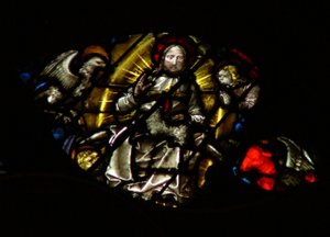 Das westliche Rosenfenster zeigt eine Szene aus dem Buch der Offenbarung: Lamm vor dem Thron, zwischen den vier heiligen Lebewesen (7:9-12).