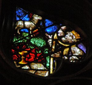 Das Westrosenfenster zeigt eine Szene aus dem Buch der Offenbarung: Lamm auf dem Berg Zion mit zwei der 144.000 Erlösten (14:1-5).