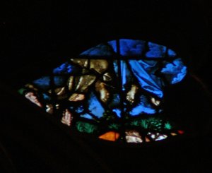 Das westliche Rosenfenster zeigt eine Szene aus dem Buch der Offenbarung: Auferstehung der Zeugen und ihr Aufstieg (in die blauen Wolken), während die Zuschauer erstaunt sind (11:11-13). von French School