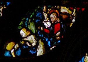 Das Westrosenfenster zeigt eine Szene aus dem Buch der Offenbarung: Siebte Schale wird als gelbe Flüssigkeit in die Luft gegossen (16:17).