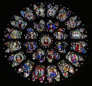 Das westliche Rosenfenster mit fragmentarischen fünfzehnten und sechzehnten Tafeln, hauptsächlich Heilige darstellend von French School