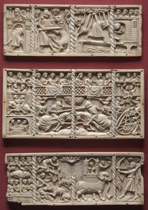 Drei Tafeln von einem Kästchen mit Szenen aus höfischen Romanzen, um 1330-1350 von French School