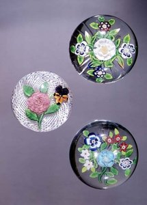Drei Briefbeschwerer, LtoR: Clichy-Rose und Stiefmütterchen mit opakem weißem Latticinio-Grund, und zwei Baccarat-Sträuße mit sternförmig geschnittenen Basen von French School