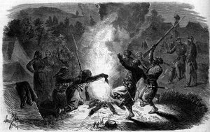 Turcos (algerische Schützen) der französischen Armee tanzen um ein Lagerfeuer, in das sie Pulver werfen. Italien, Zeit des Risorgimento
