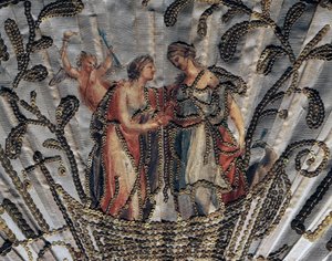 Venus und Juno, Detail des Seidenblattes eines Fächers, Stickerei und Pailletten, silberdamaszierter durchbrochener Knochenschutzstab von French School
