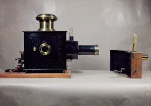Ansicht eines der ersten Kinoprojektoren, hergestellt von August und Louis Lumiere von French School