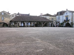 Ansicht des überdachten Marktes im Dorf