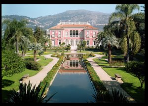 Ansicht der Fassade und Gärten der Villa Ile-de-France, erbaut 1905-12 von French School