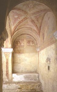 Ansicht des westlichen Teils der Krypta mit Wandmalereien, die zwei Episoden aus dem Martyrium des hl. Stephanus darstellen