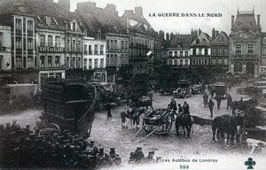 Krieg im Norden: Londoner Busse der Britischen Expeditionsstreitkräfte auf dem Hauptplatz von Bethune im Jahr 1915