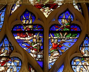 Fenster, das Engelmusiker zeigt: Trompete, Harfe, Flöte, Orgel