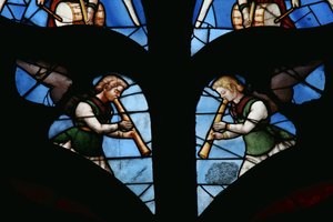 Fenster mit musizierenden Engeln von French School
