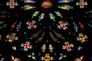 Fenster, ein Detail aus dem westlichen Rosenfenster darstellend; die Wappen umfassen Montmorency-Laval, Bertrand Duguesclin und Oliver de Clisson