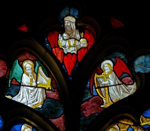 Fenster, das musizierende Engel und Gott darstellt