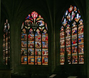 Das Ostfenster (rechts) und das Schöpfungsfenster in der Mitte