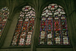 Fenster, Darstellung der Nordseite des Chors mit den Bandfenstern aus Buntglas