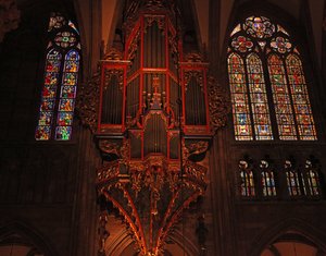 Fenster mit Blick auf die Nordseite des Kirchenschiffs mit der Orgel und den Obergadenfenstern von French School